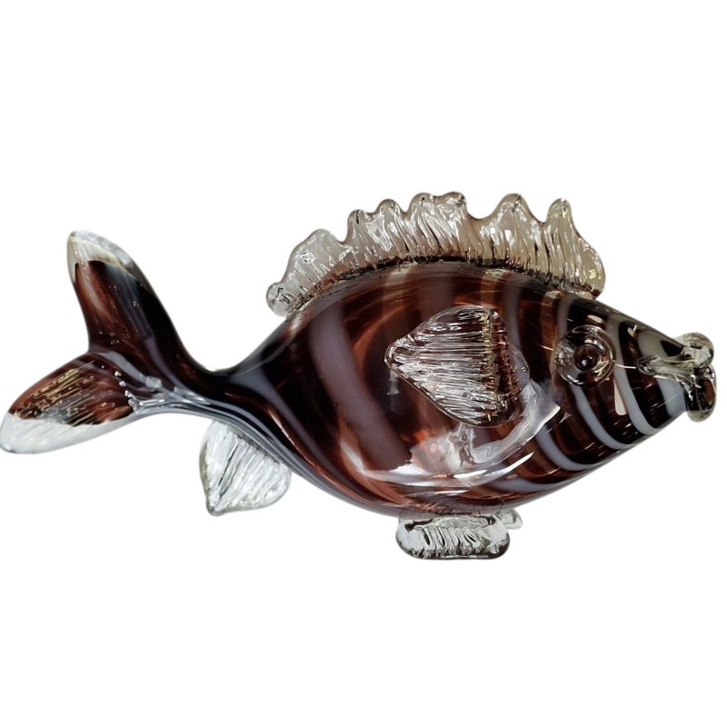 Escultura de peixe em vidro soprado artesanal, proveniente da Marinha Grande, com detalhes em vidro translúcido e corpo marmoreado em tons âmbar, castanho e branco. Uma peça decorativa de grande presença visual.