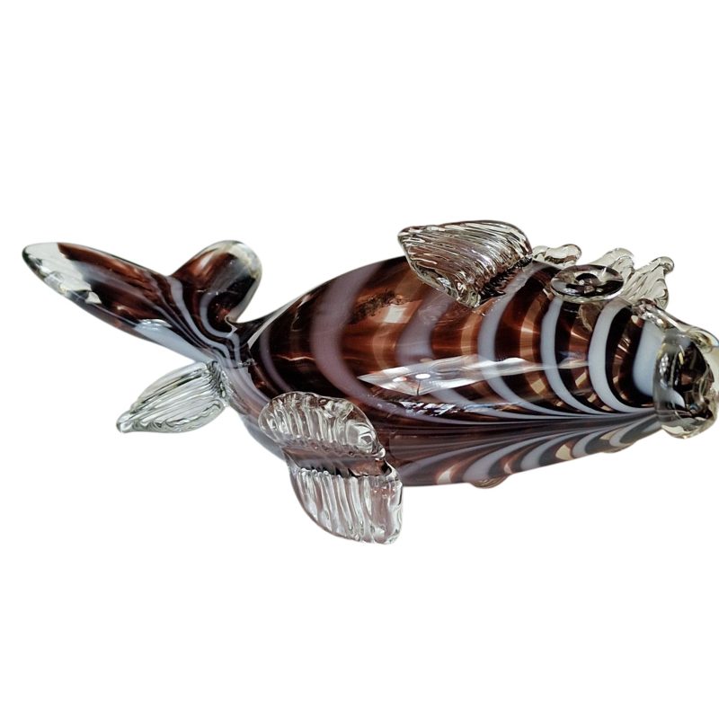 Escultura de peixe em vidro soprado artesanal, proveniente da Marinha Grande, com detalhes em vidro translúcido e corpo marmoreado em tons âmbar, castanho e branco. Uma peça decorativa de grande presença visual.