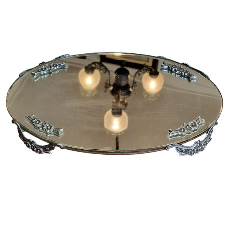 Centro de Mesa Clássico em Vidro Lapidado com Base de Espelho e Apliques em Metal Prateado