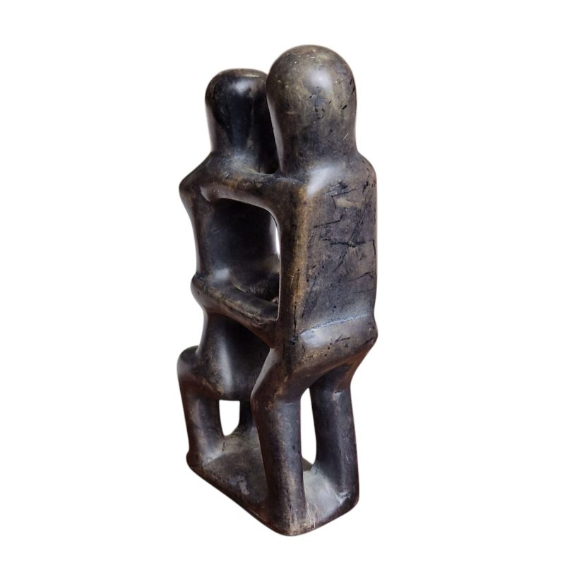 Escultura “Abraço Abstrato” em pedra