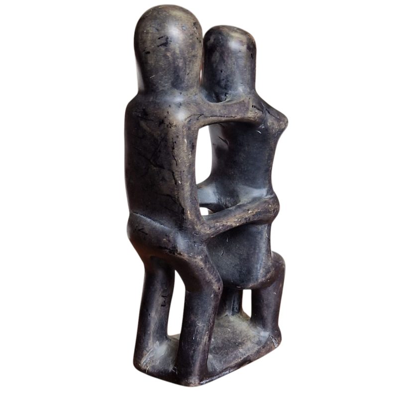 Escultura “Abraço Abstrato” em pedra