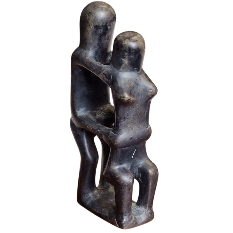 Escultura “Abraço Abstrato” em pedra