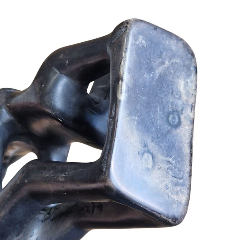 Escultura “Abraço Abstrato” em madeira escurecida