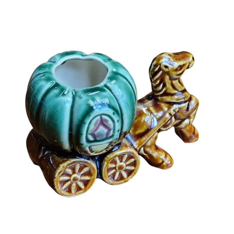 Paliteiro em cerâmica vidrada com forma de carruagem de abóbora puxada por cavalo