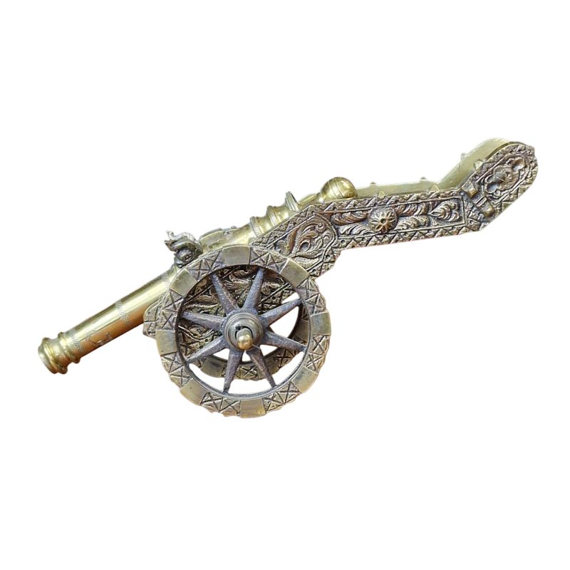 Canhão decorativo em metal com inscrição “Portugal”