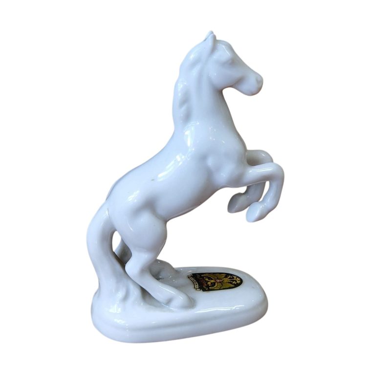 Par de cavalinhos de porcelana branca com brasão – Wein, Alemanha
