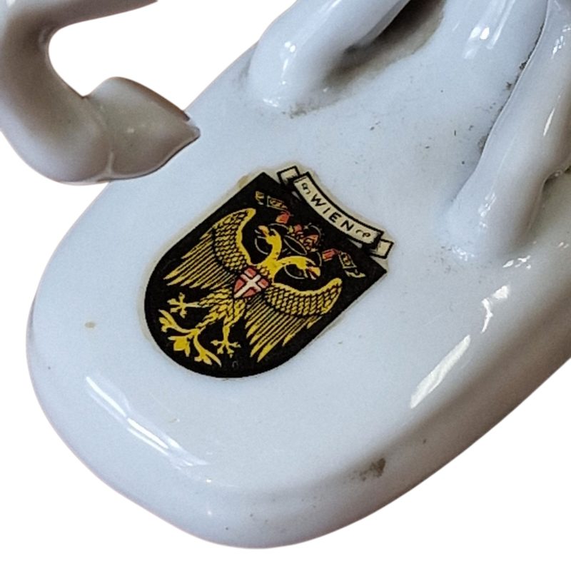 Par de cavalinhos de porcelana branca com brasão – Wein, Alemanha