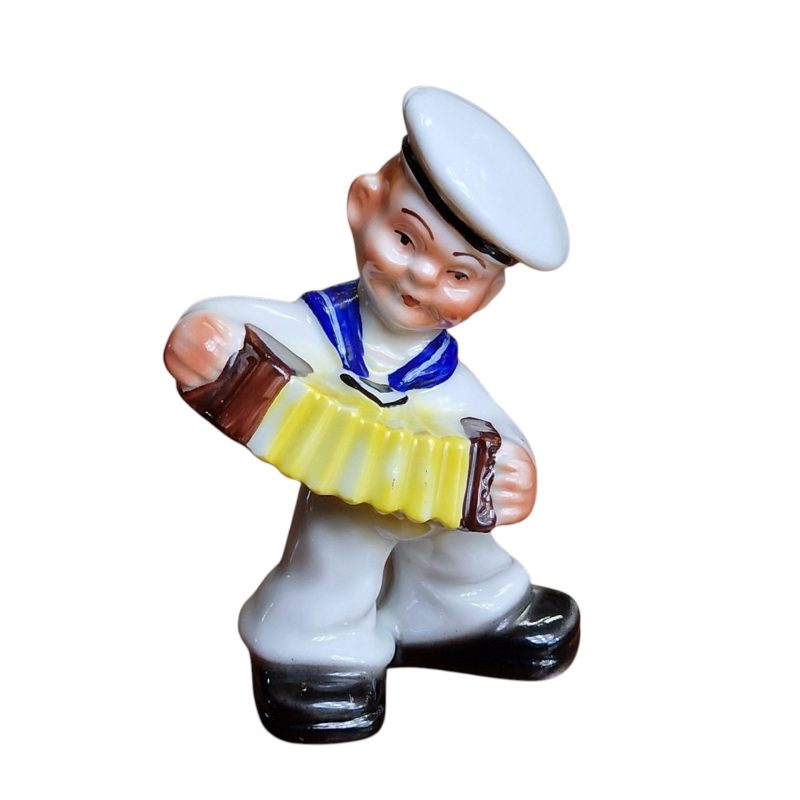 Estatueta de Marinheiro com Concertina – Cerâmica Pintada à Mão