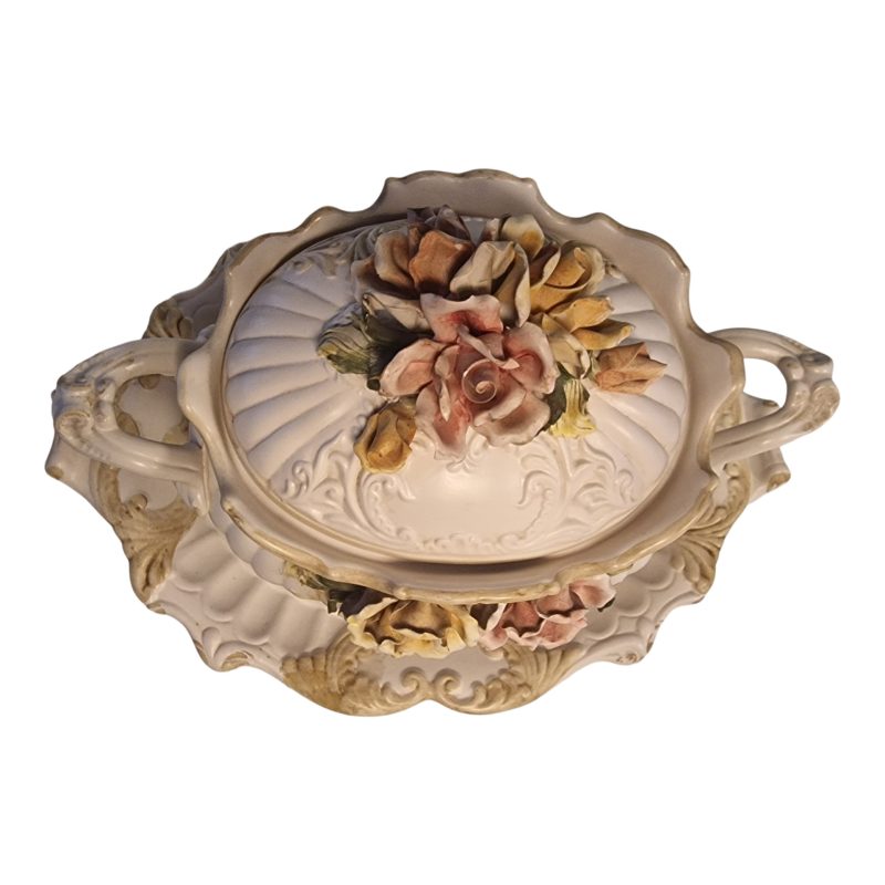 Terrina Capodimonte com base e flores aplicadas à mão – Made in Italy – 25 cm altura x 38 cm largura
