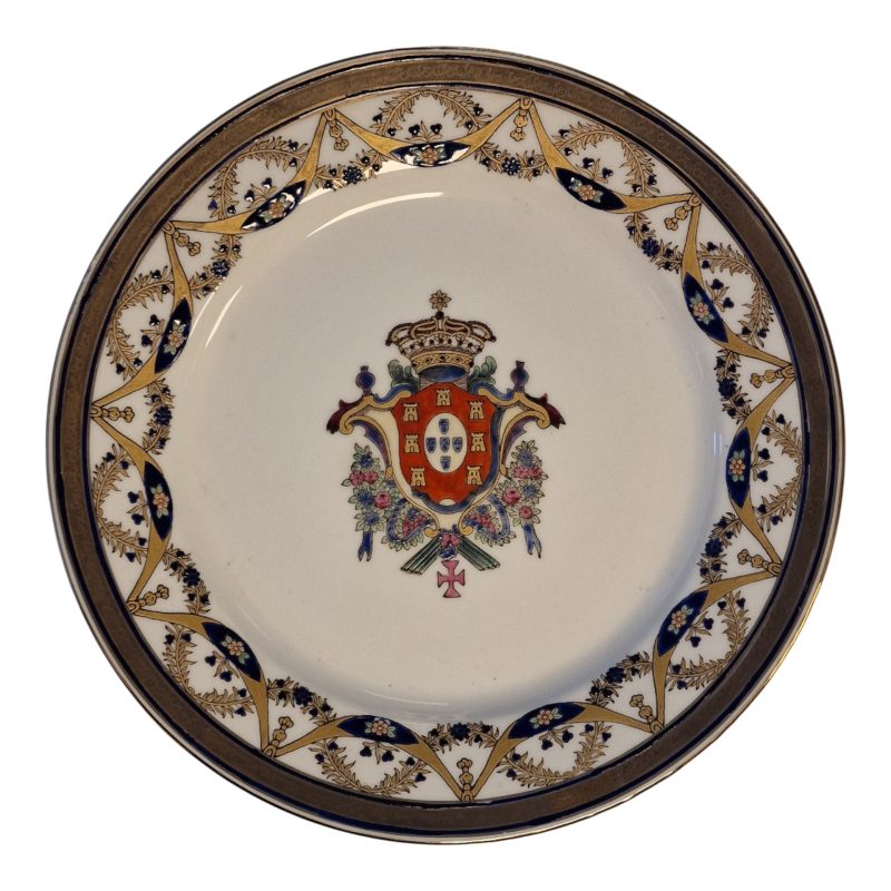 Prato com Brasão Real de Portugal – Porcelana Decorada em Azul e Dourado